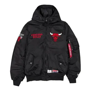 NBA x Alpha Industries Herren Chicago Bulls Schwarze Kapuzen-Bomberjacke New Era