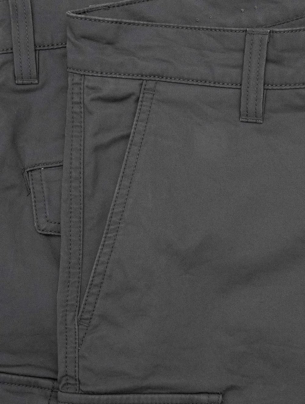 Bequeme Cargo-Shorts aus Gabardine in Anthrazit